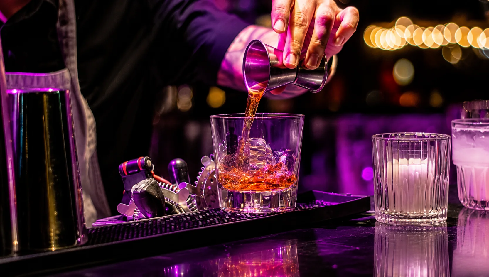 Barman připravuje drink